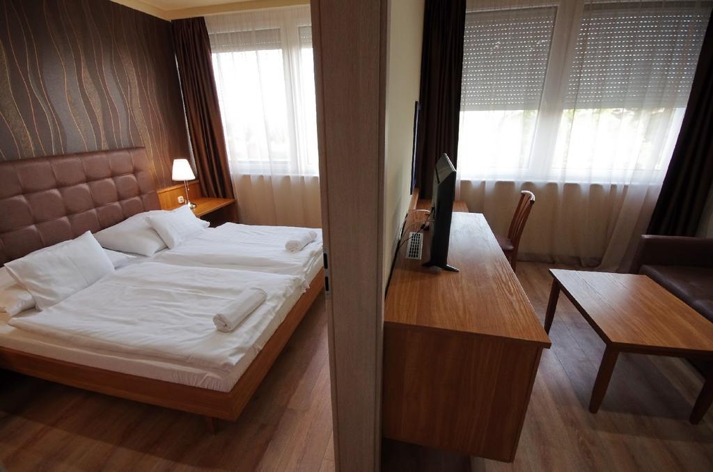 Aqua Hotel ยูลา ภายนอก รูปภาพ